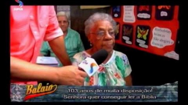 Senhora de 103 anos volta a estudar para ler a Bíblia